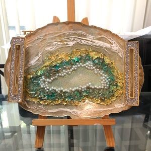 Geode tray with handles